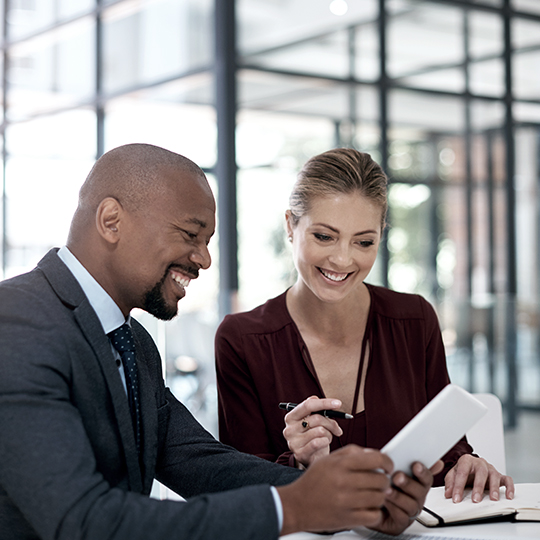 trabajadores mirando tableta