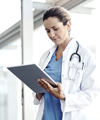 medica mirando tableta