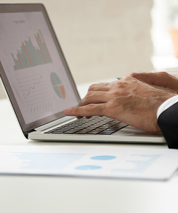 manos con computadora