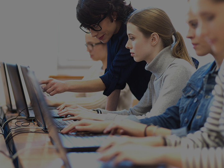 maestra con estudiantes