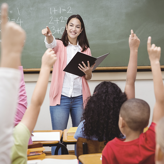 maestra con estudiantes