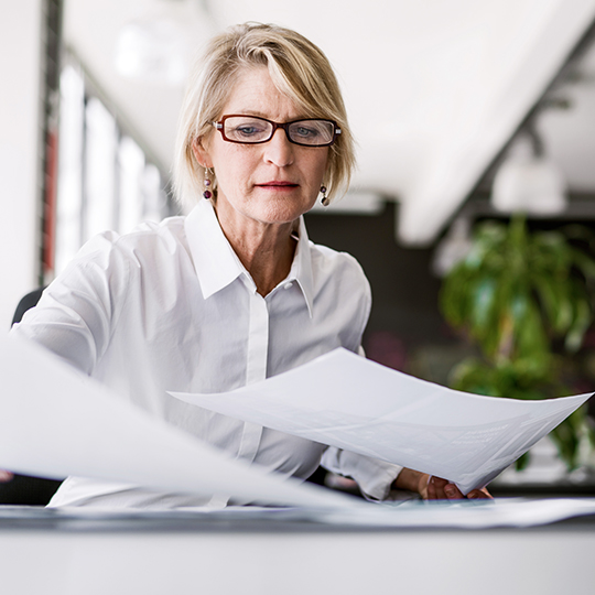 mujer mirando papeles