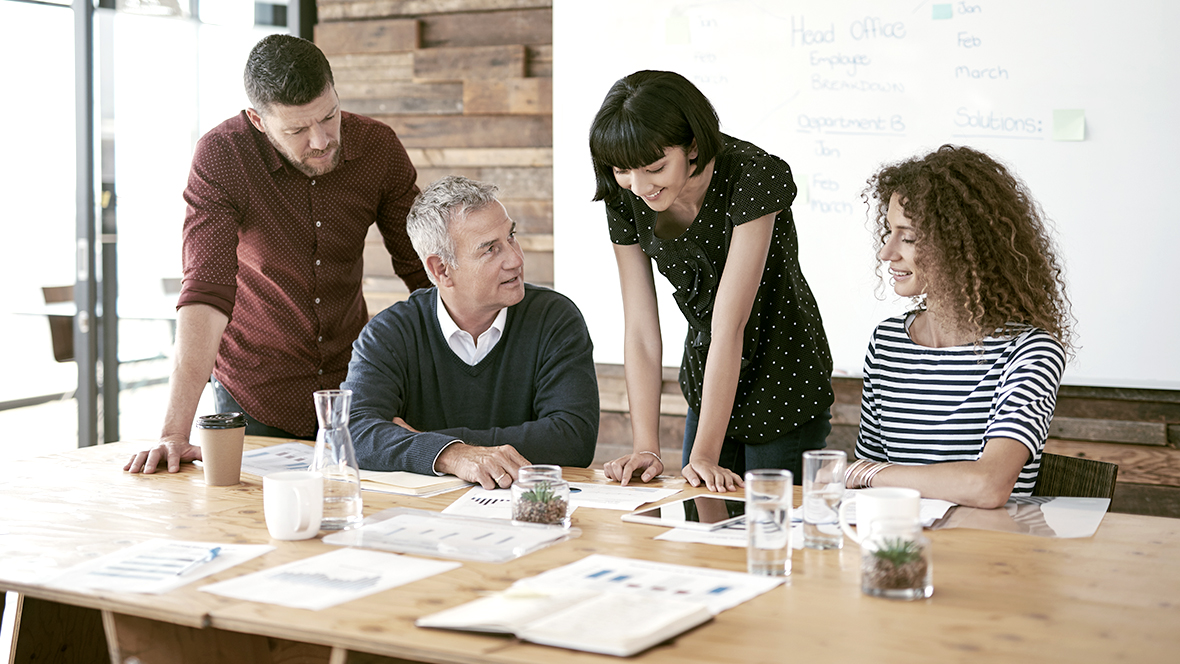 trabajadores en la oficina