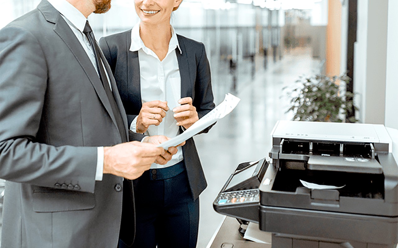 Trabajadores oficina con impresora Kyocera