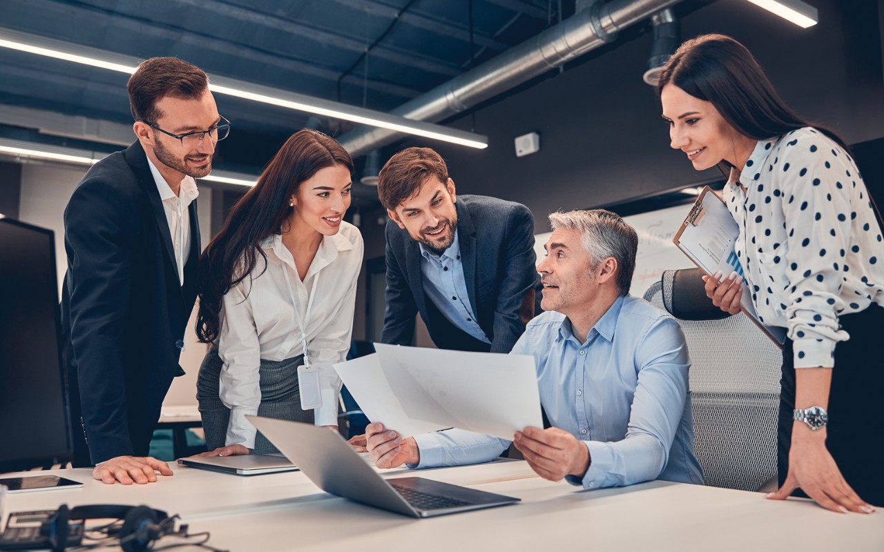 Trabajadores colaborando en oficina