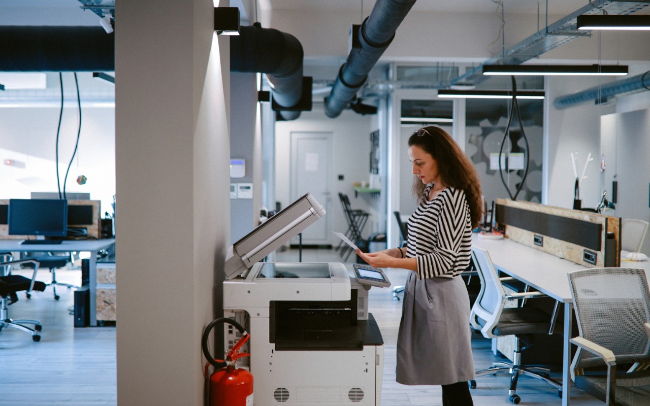 Mujer en oficina con impresora