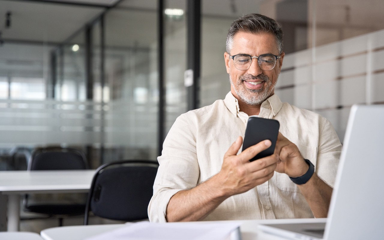 Hombre hispano trabajando en la oficina