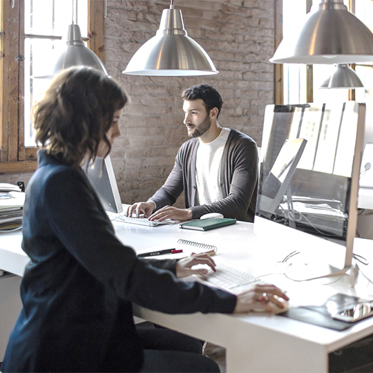 trabajadores en la oficina