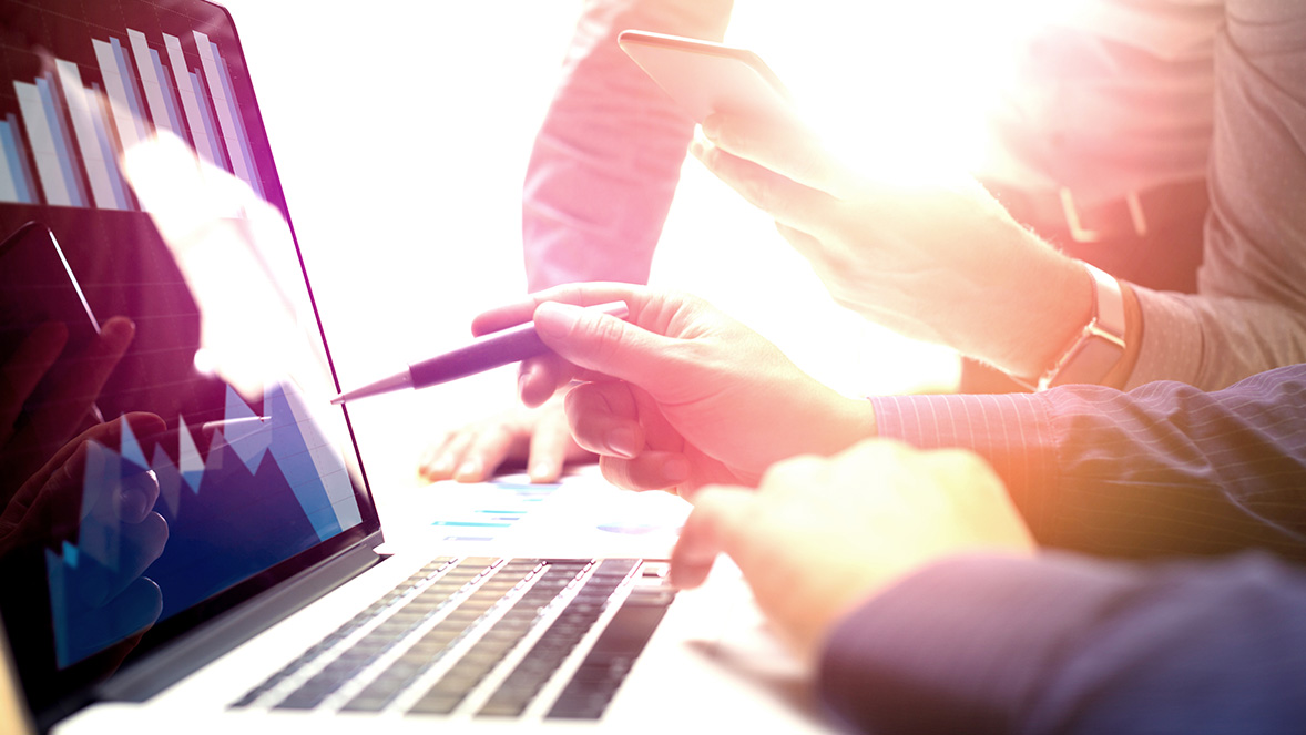 manos con computadora