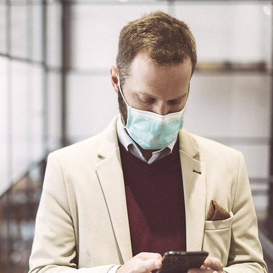 persona mirando su telefono