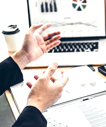 manos con computadora