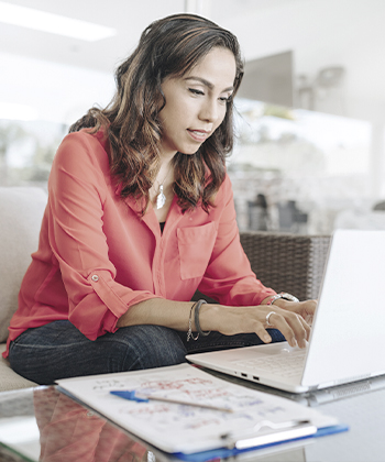 mujer con computadora