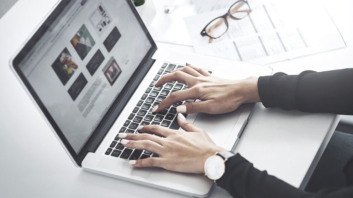 manos con computadora