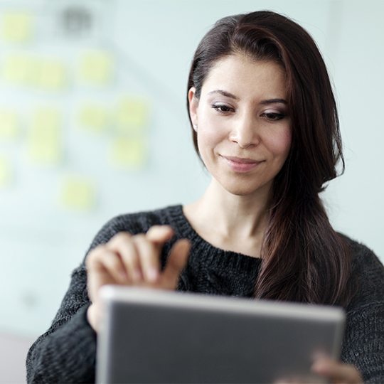 mujer mirando tableta
