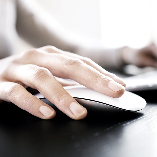 mano con ratón