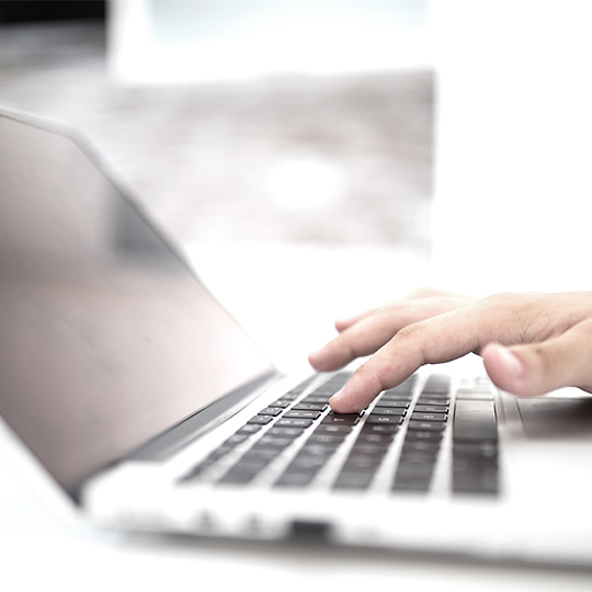 mano tocando computadora