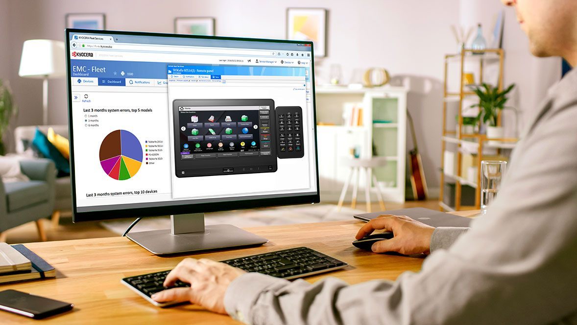 Kyocera Fleet Services Trabajador con computadora en oficina