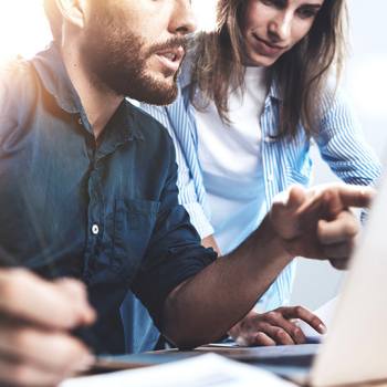 El rol de la impresión en una nueva era sin papel hombre mirando la computadora