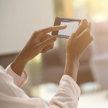 Cómo superar los problemas en procesos de trabajo manos con telefono