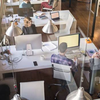 cards-hotline trabajadores en la oficina