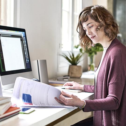Controle el gasto y la impresión para invitados mujer mirando papeles