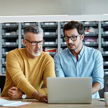 IT trabajadores mirando computadora