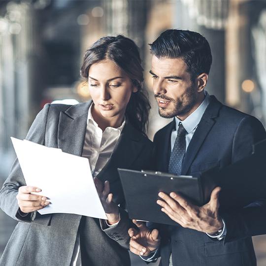 Seguridad adicional para los documentos más importantes Mujer y hombre mirando papeles