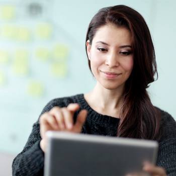 Educación mujer mirando tableta