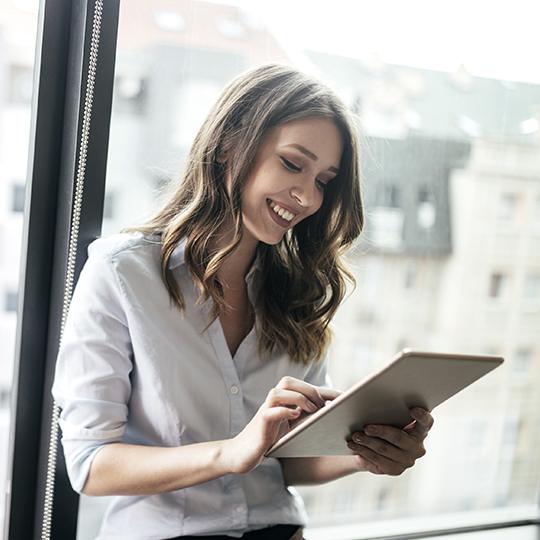 Solicite una evaluación mujer con tableta
