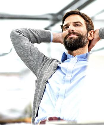 Soluciones de impresión para un negocio eficiente hombre sonriendo
