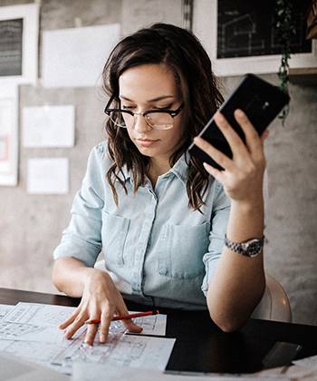 Cinco tendencias causadas por el trabajo remoto persona trabajando