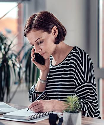 Pasos para asegurar su espacio de trabajo híbrido persona trabajando
