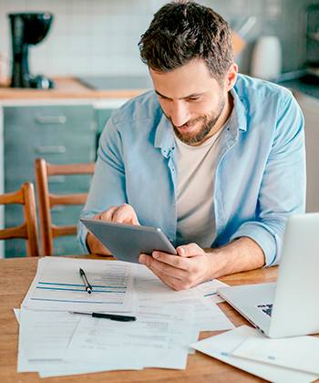Mejores consejos para imprimir de forma segura hombre con tableta