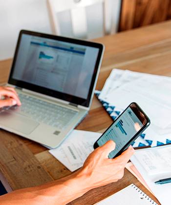 Riesgos a enfrentar en tiempos de COVID computador y telefono