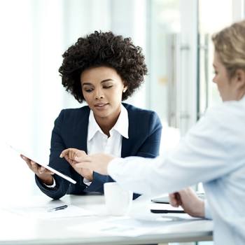 Involucre a los empleados en la digitalización mujeres mirando tableta