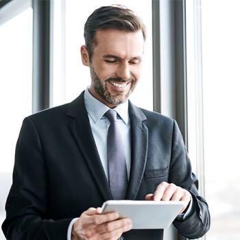 La nueva normalidad: la era del trabajo remoto hombre con tableta