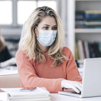 mujer con computadora