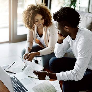 La importancia del espacio de trabajo en casa personas trabajando en casa