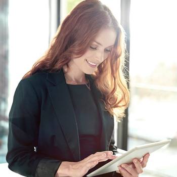 Herramientas necesarias para gestionar proyectos persona trabajando