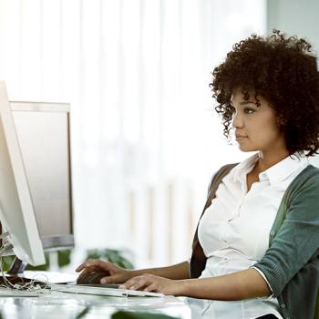 El papel de la tecnología al trabajar a distancia persona trabajando