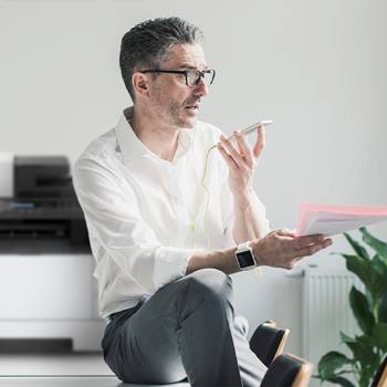 hombre con telefono y papeles