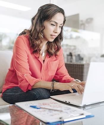 Kyocera Net Manager mujer con computadora