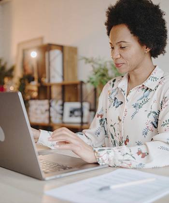 Kyocera Net Viewer mujer con computadora