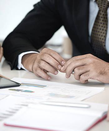 Alta calidad para sus documentos manos con papeles